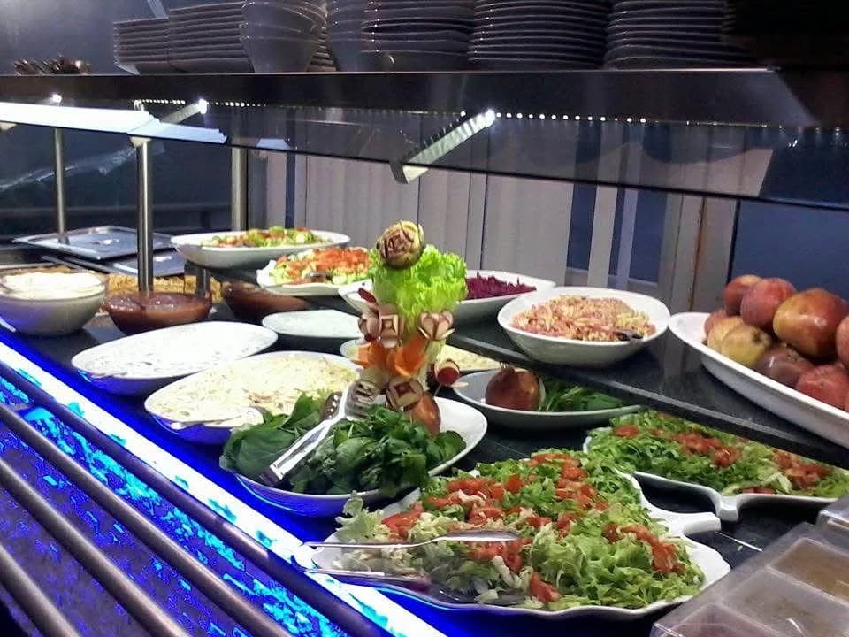 Elit Konaklama açık büfe yemek ve salata servis düzeni