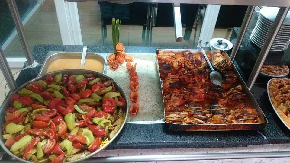Elit Konaklama akşam yemeği servisinde ana yemek ve salata sunumu