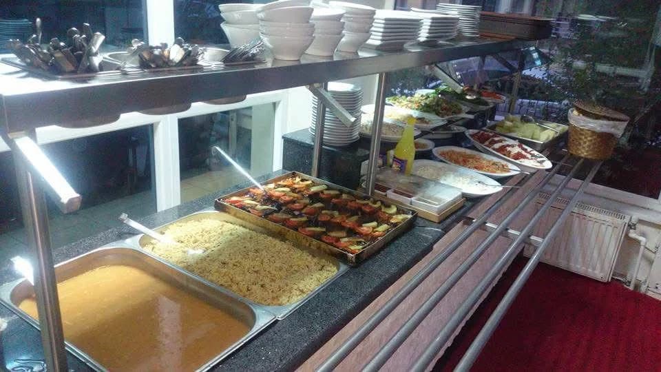 Elit Konaklama yemekhane servis alanında sıcak yemek ve yardımcı ürün sunumu